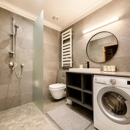 Apartament Luxury 2br With Sauna, Work Station, Center